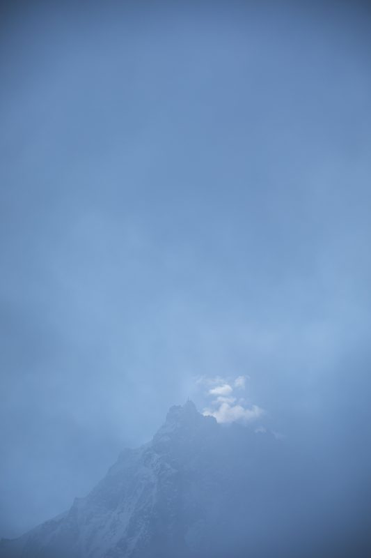 Aiguille du midi dans la brume matinale